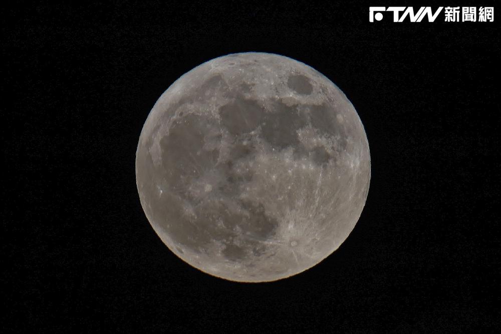 直擊/中秋夜滿月「10年來最圓」 台北天文館:錯過再等14年