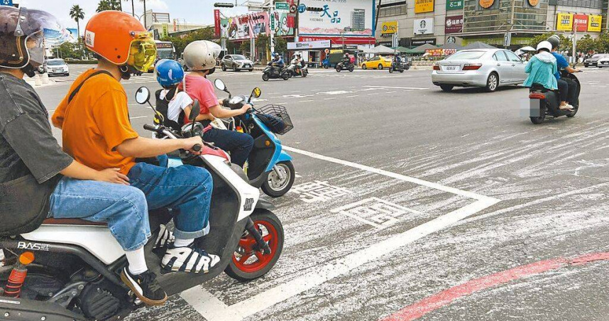 多個選擇!台南計畫取消機車兩段式左轉 但仍保留路口待轉區
